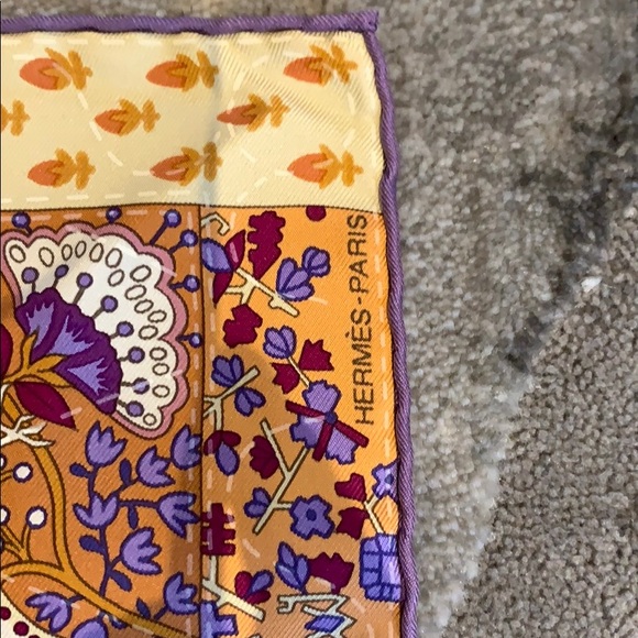 H Square scarf - Picture 2 of 3